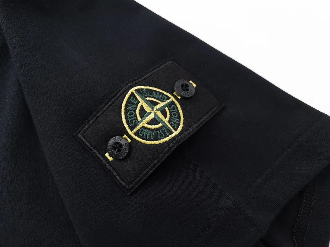 W623#P106💰 [Stone Island’s popular cuffed branded round neck off-shoulder short-sleeved T-shirt] Super versatile! A short-sleeved upper body for major celebrity internet celebrities, made of 260g combed cotton 32-count double yarn. Comfortable and breathable, customized accessories, oversize version. Dropped shoulder sleeves, very loose, same style for men and women, suitable for couples💑 Match as you like. The upper body is super beautiful. Color: Black White Apricot Gray Navy Size: M L XL XXL Ｍ Shoulder Width 47 Bust 52 Length 70 L Shoulder Width 48 Bust 54 Length 72 XL Shoulder width 59 Bust 56 Length 74 XXL Shoulder width 50 Bust 58 Length 76